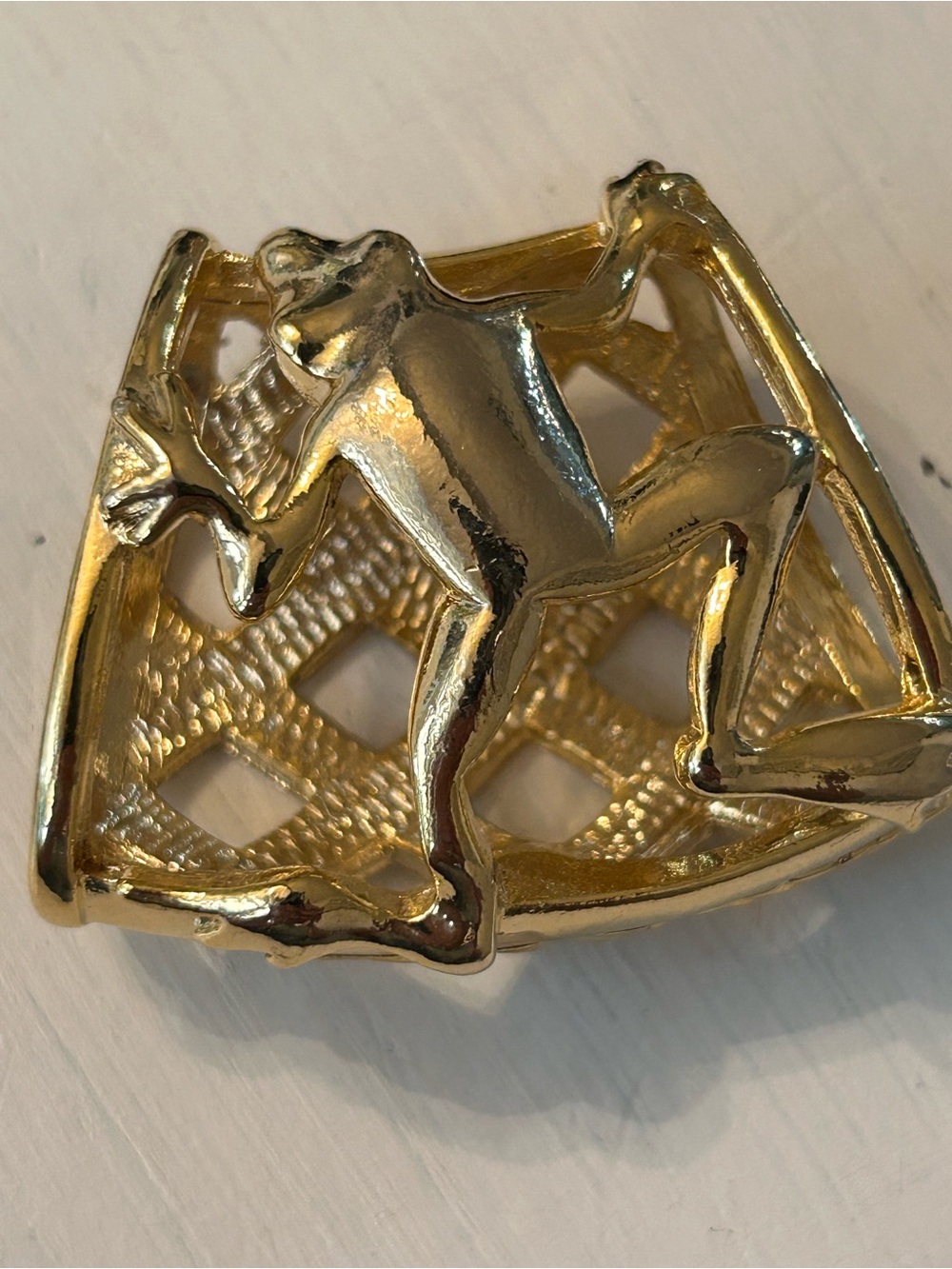 Gold tone frog/basket weave, reversible, scarf holder